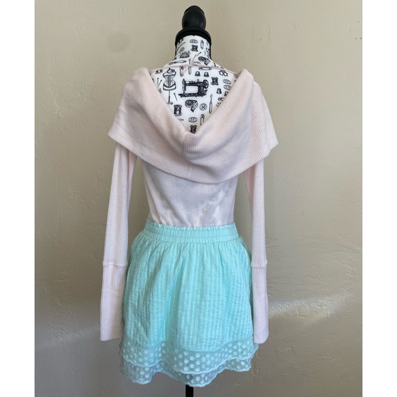 Elegant Off-Shoulder Ribbed Knit Top - Picture 6 of 10